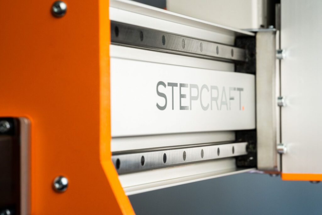 STEPCRAFT Logo auf der X-Achse der Q.408 Fräsmaschine