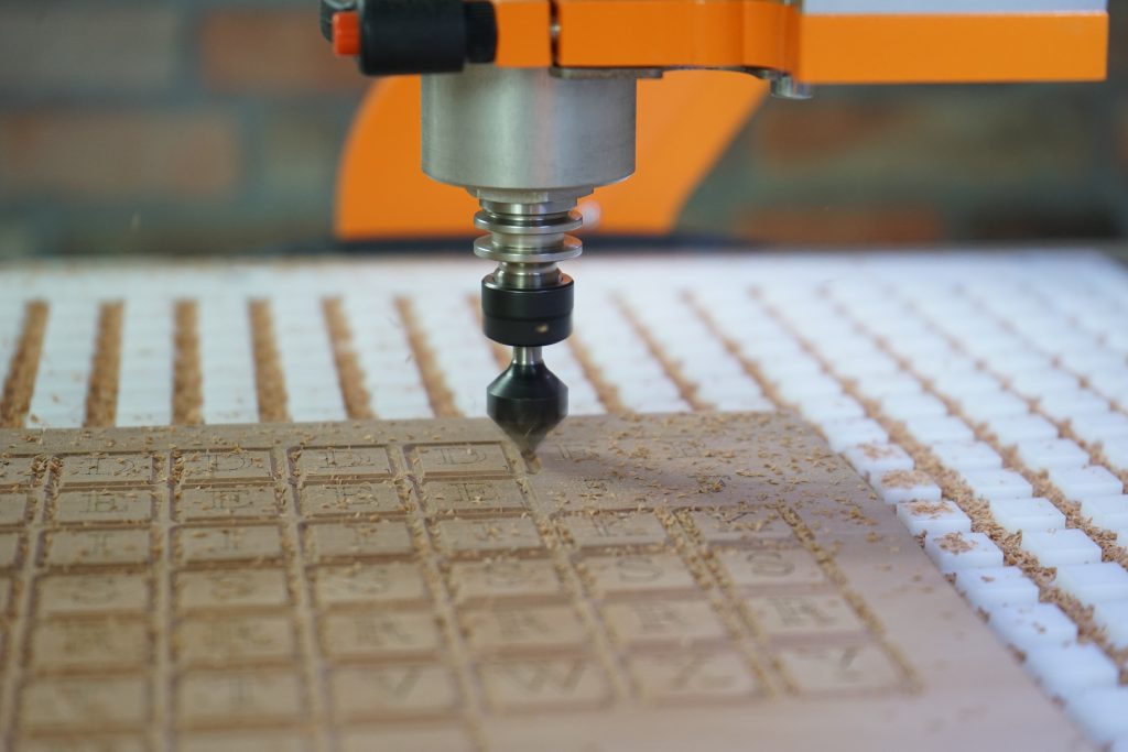 Scrabble Buchstaben ausfräsen mit CNC Maschine