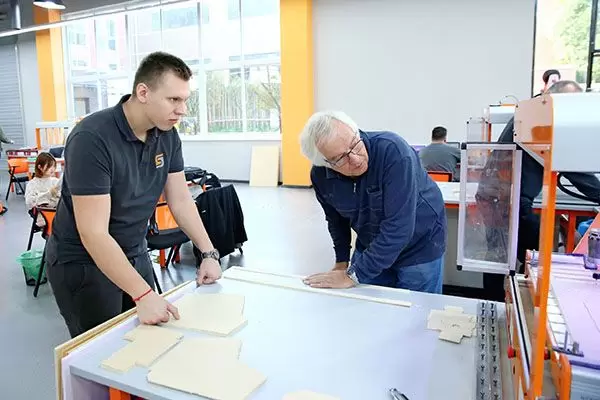 Einrichtung CNC Fräsmaschine im Schulungscenter China