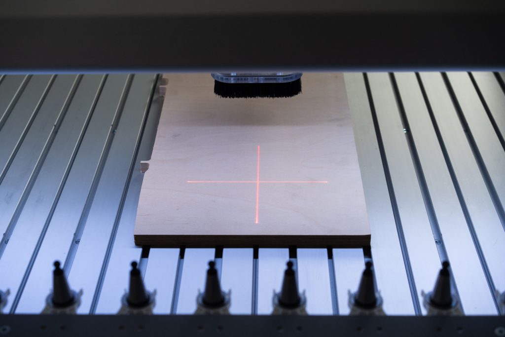 Kreuzlinienlaser für Nullpunktbestimmung auf CNC Fräse