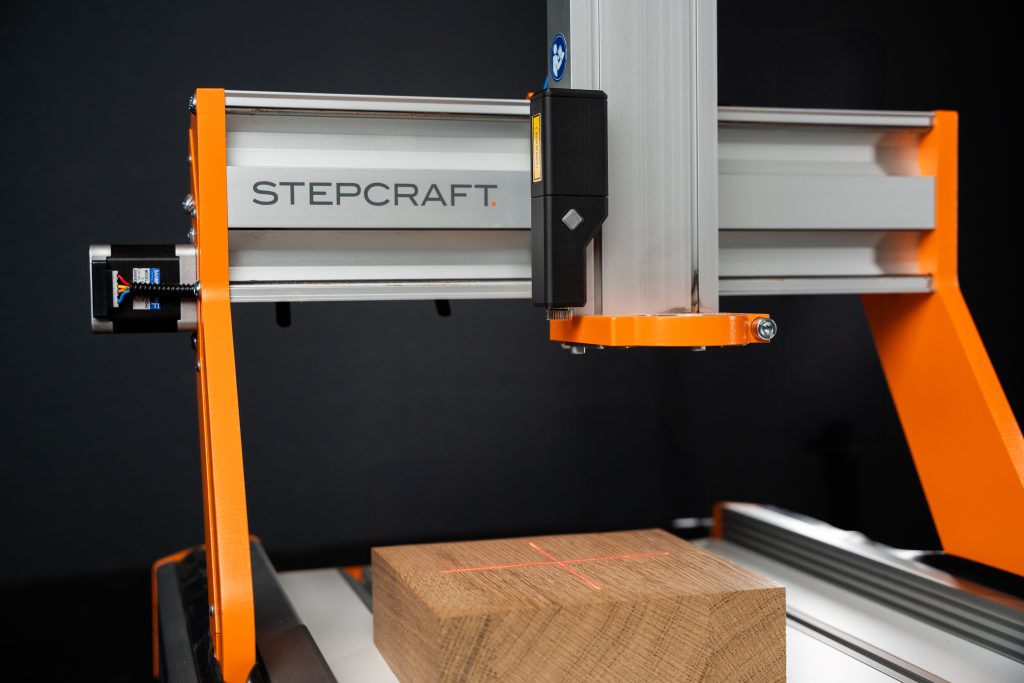 Kreuzlinienlaser bestimmt Nullpunkt auf der CNC Fräse