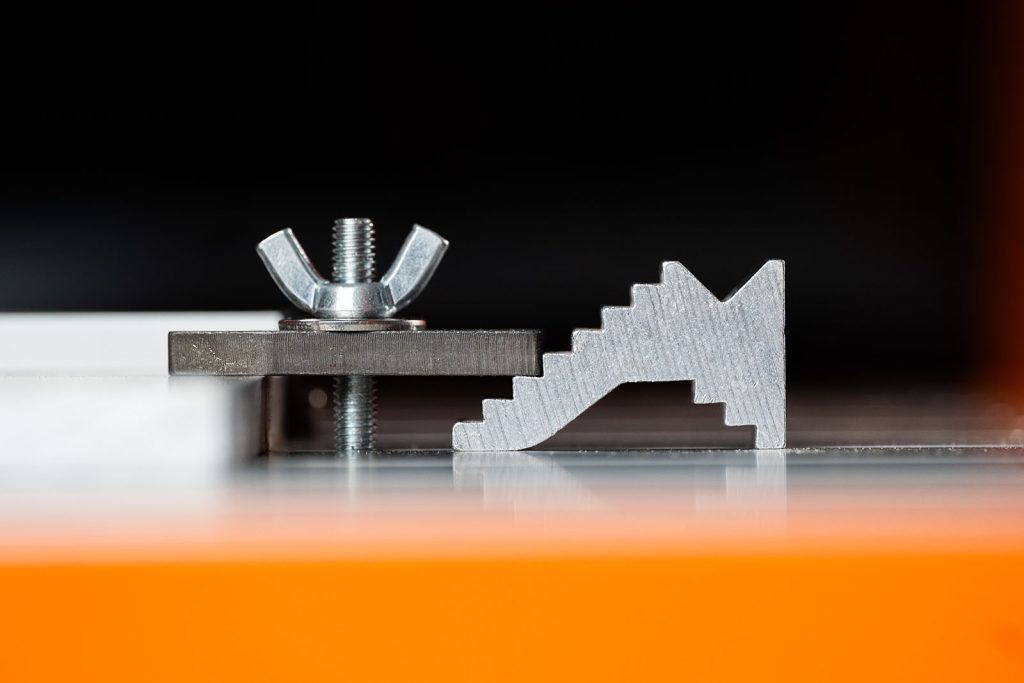 Stufenspannpratze sichert CNC Werkstück