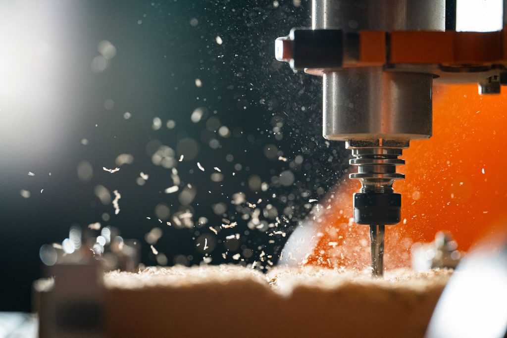 CNC Maschine fräst Holz Nahaufnahme